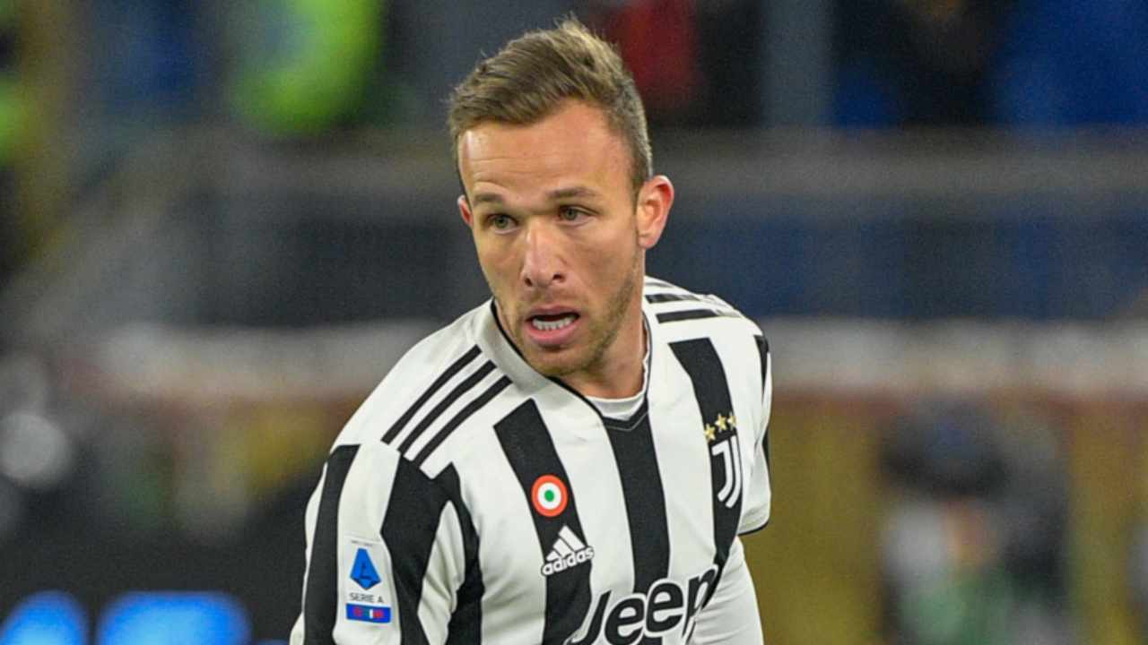 Juventus, Arthur in partenza: i tifosi si oppongono, è caos totale