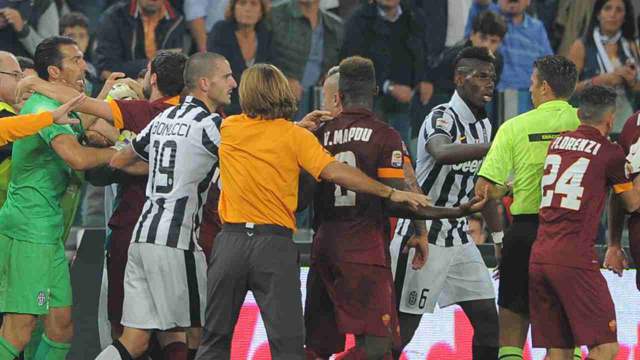 Juventus, rissa in campo: volano calci e pugni, nessuno riusciva a trattenerli (Video)