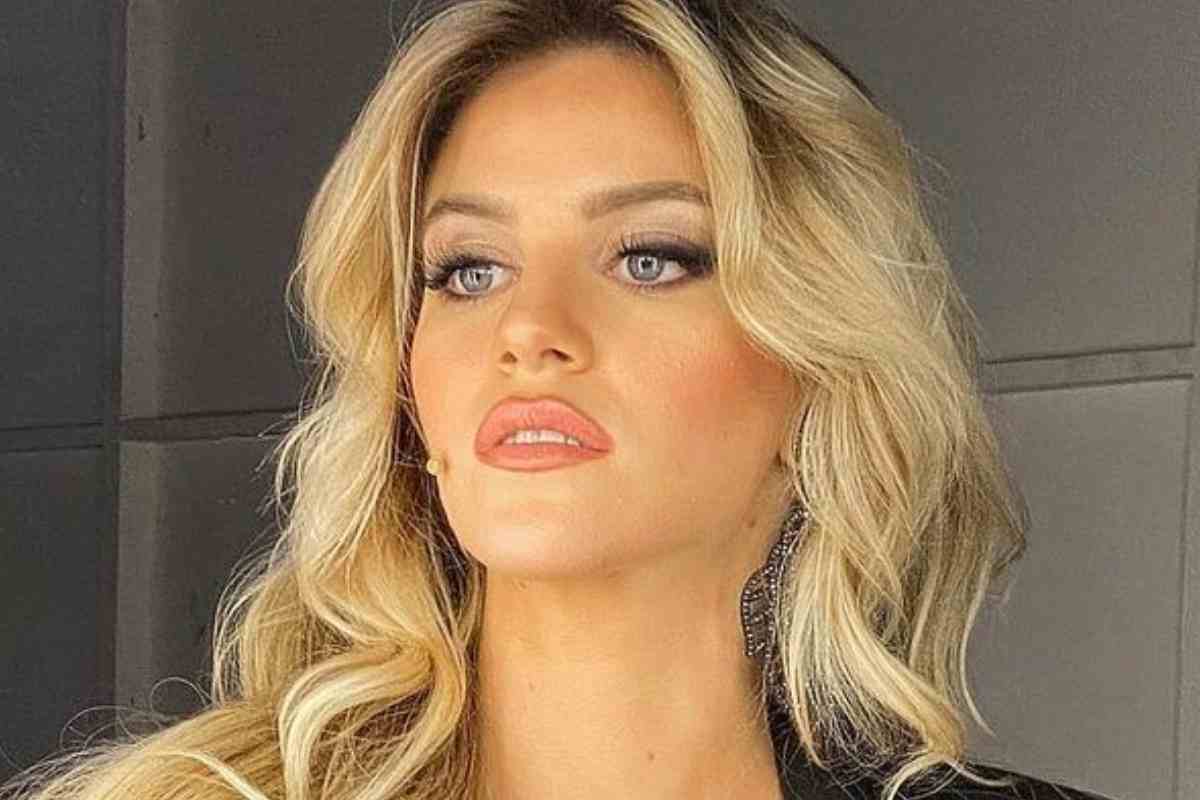 Sara Croce, la pelliccia scivola giù quello che c'è sotto è da infarto