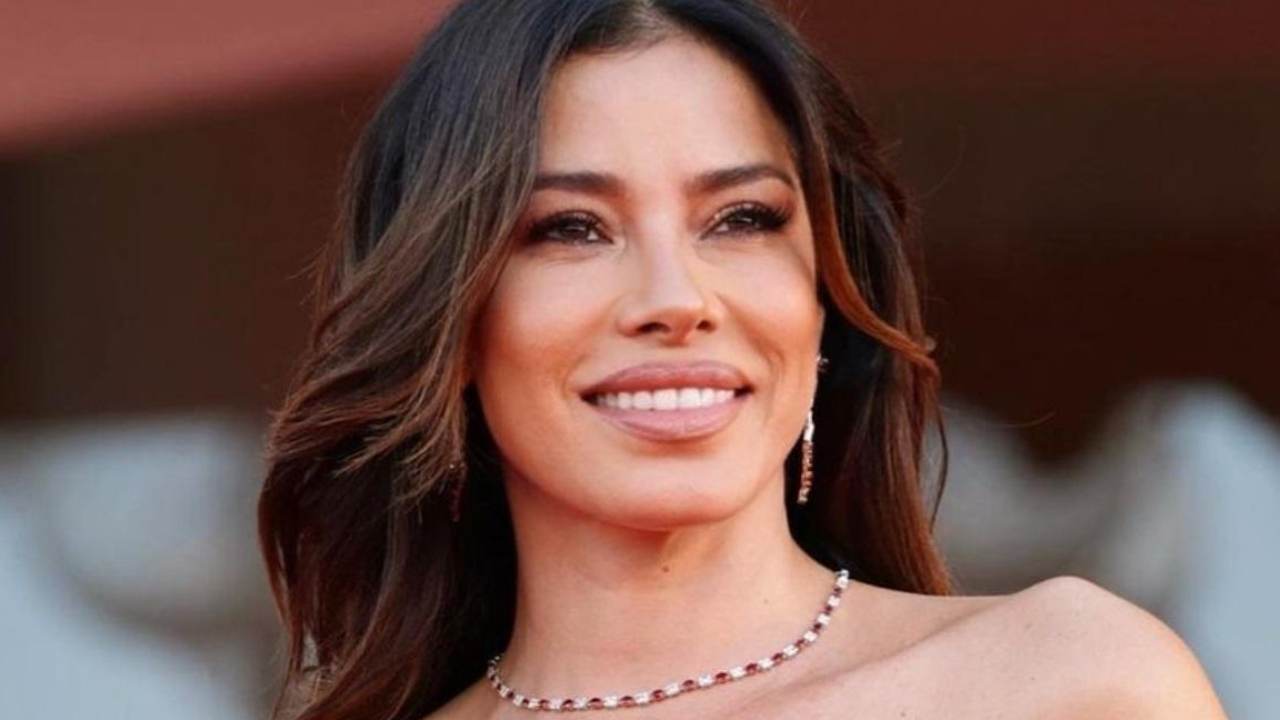 Aida Yespica, camicia aperta e décolleté in bella mostra: un incanto