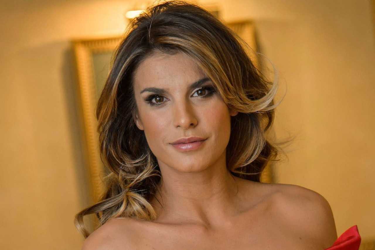 Elisabetta Canalis, collant nere e vestito strettissimo 