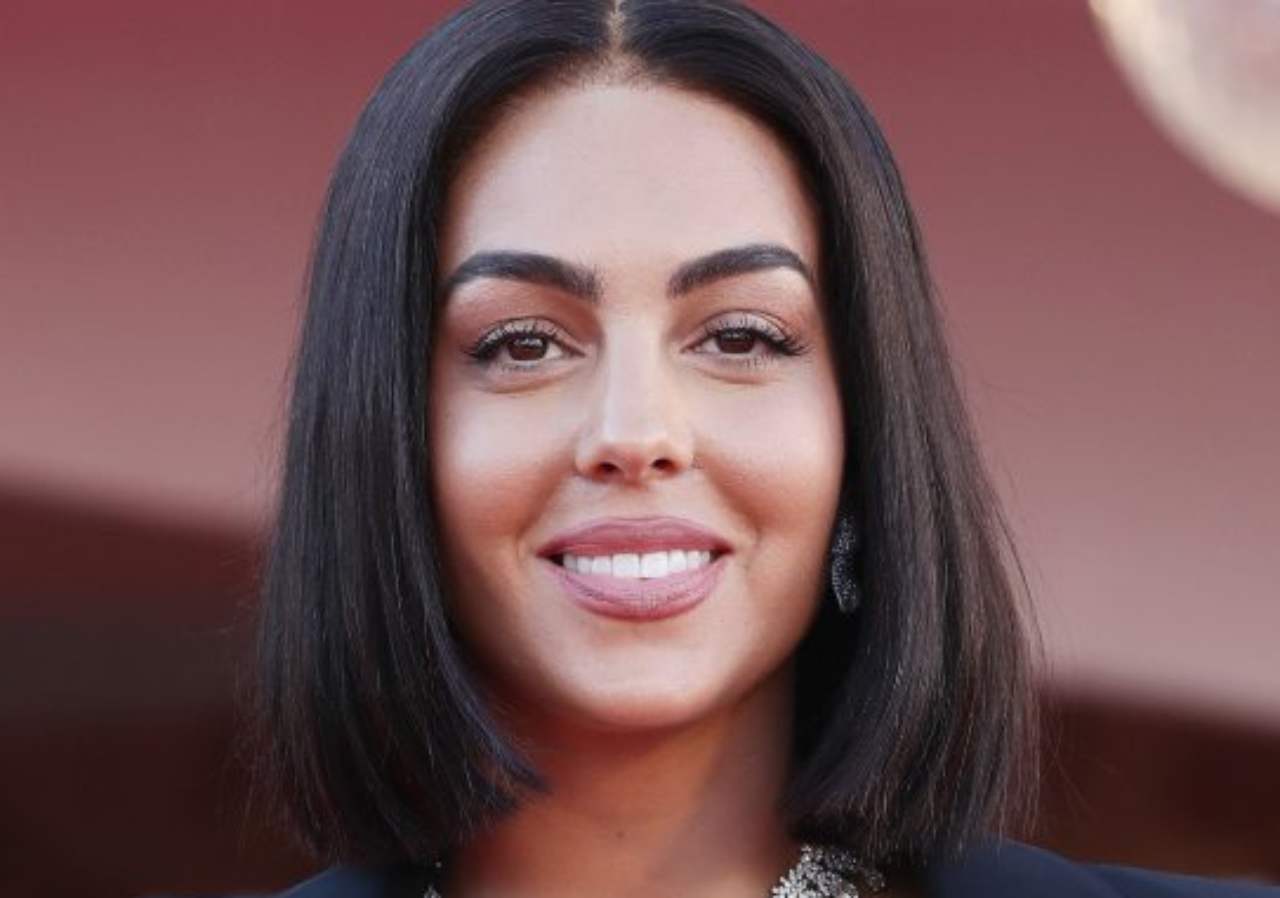 Georgina Rodriguez, il vestito si apre all’improvviso: il prevedibile “incidente” Georgina Rodriguez, il vestito si apre all’improvviso: il prevedibile “incidente”