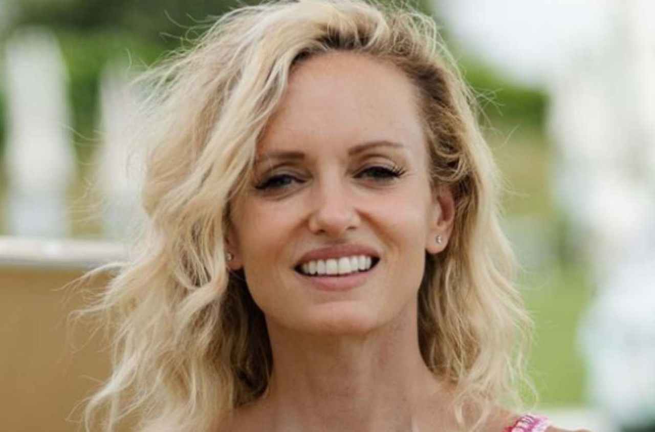 Justine Mattera, sotto la giacca niente: si sbottona e si vede tutto Justine Mattera, sotto la giacca niente: si sbottona e si vede tutto