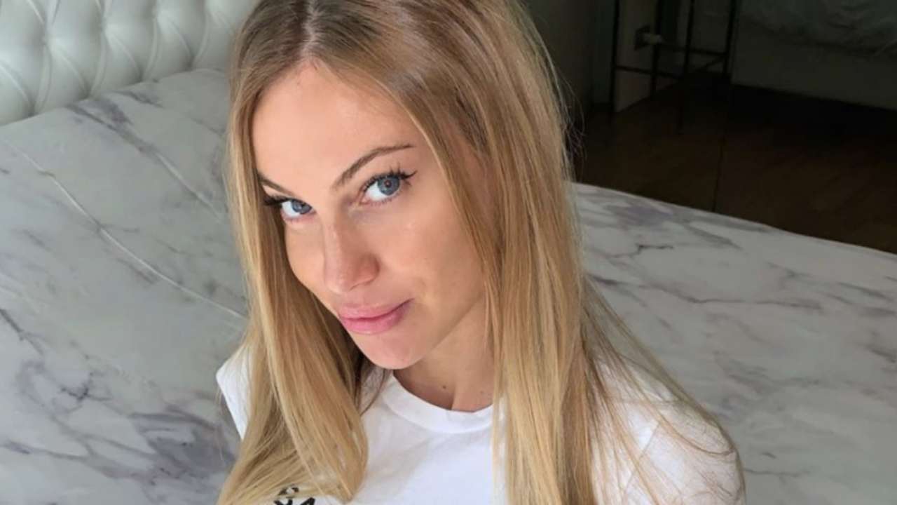Taylor Mega come mamma l’ha fatta: il seno le sfugge dalle mani (Foto) Taylor Mega come mamma l’ha fatta: il seno le sfugge dalle mani (Foto)