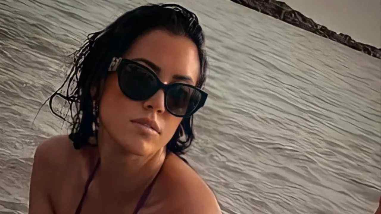 Elisabetta Gregoraci esce di seno al Grande Fratello Vip, l'incidente hot  della show girl