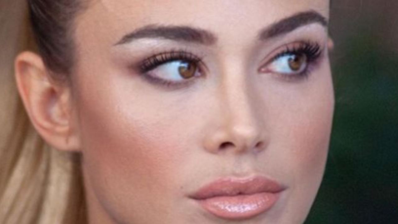 Diletta Leotta, stacco di coscia pazzesco e maglia aperta impossibile