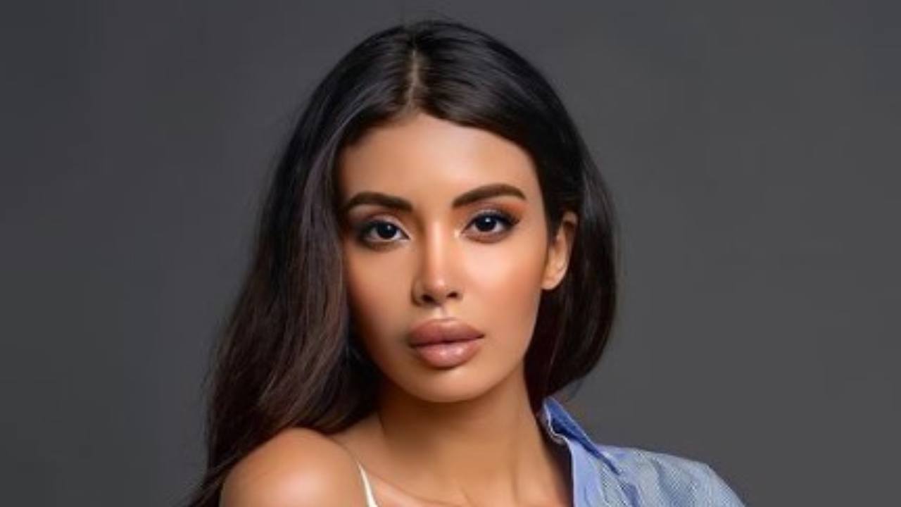 Ahlam El Brinis, la camicetta non le contiene: sono troppo pesanti, esce tutto Ahlam El Brinis, la camicetta non le contiene: sono troppo pesanti, esce tutto