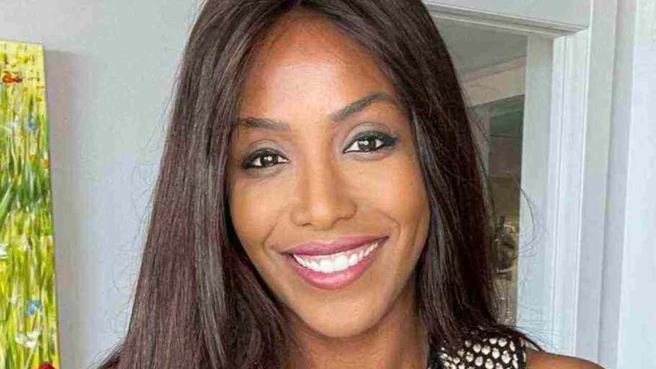 Ainett Stephens, selfie bollente in macchina: l’inquadratura è spettacolare, si vede tutto Ainett Stephens, selfie bollente in macchina: l’inquadratura è spettacolare, si vede tutto