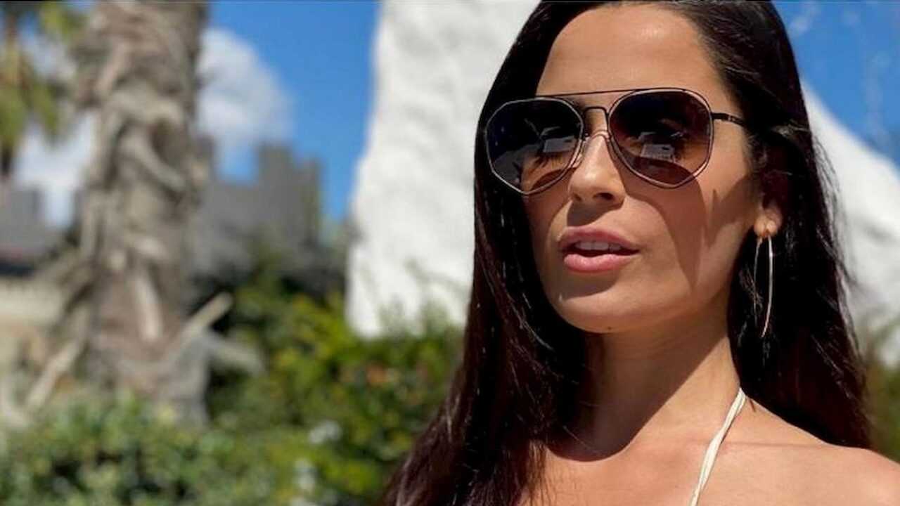 Alessia Macari, il sole in piscina risalta le sue forme: “Una Dea” Alessia Macari, il sole in piscina risalta le sue forme: “Una Dea”
