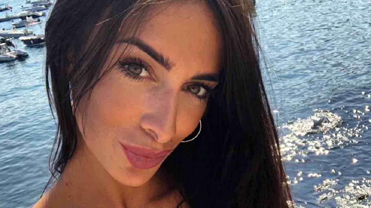 Alessia Messina, il vestito è mignon:”Non sappiamo dove guardare” Alessia Messina, il vestito è mignon:”Non sappiamo dove guardare”