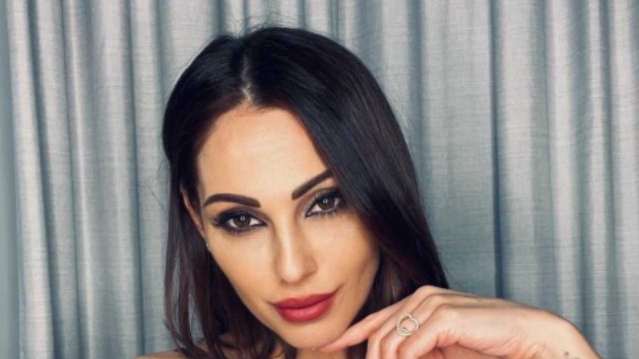 Anna Tatangelo, passeggiata bollene: il vestito è troppo aderente Anna Tatangelo, passeggiata bollene: il vestito è troppo aderente