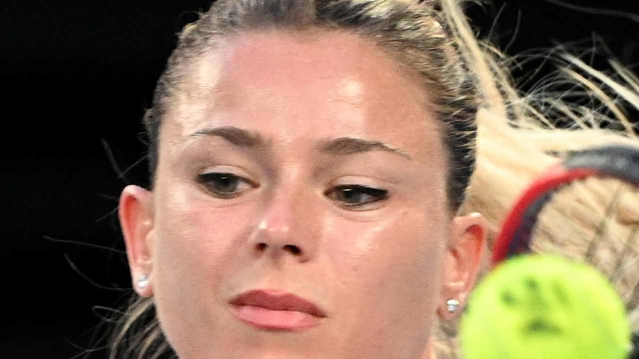 Camila Giorgi, bikini verde da urlo: in spiaggia si girano tutti Camila Giorgi, bikini verde da urlo: in spiaggia si girano tutti