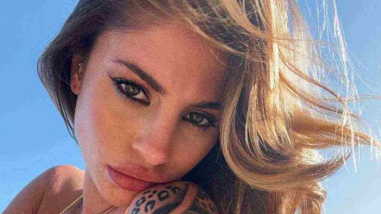 Chiara Nasti, il seno esplode in barca e tutti si girano a guardarla Chiara Nasti, il seno esplode in barca e tutti si girano a guardarla