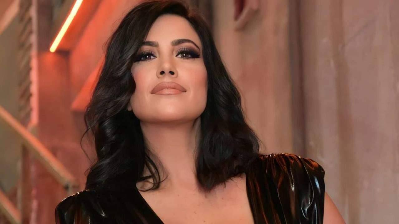 Claudia Ruggeri da’ ripetizioni in spiaggia: l’occhio cade proprio lì Claudia Ruggeri da’ ripetizioni in spiaggia: l’occhio cade proprio lì