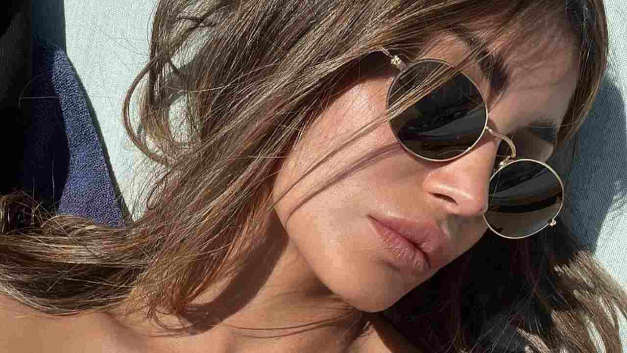 Cristina Buccino, la sdraio si fa rovente: prende il sole così Cristina Buccino, la sdraio si fa rovente: prende il sole così