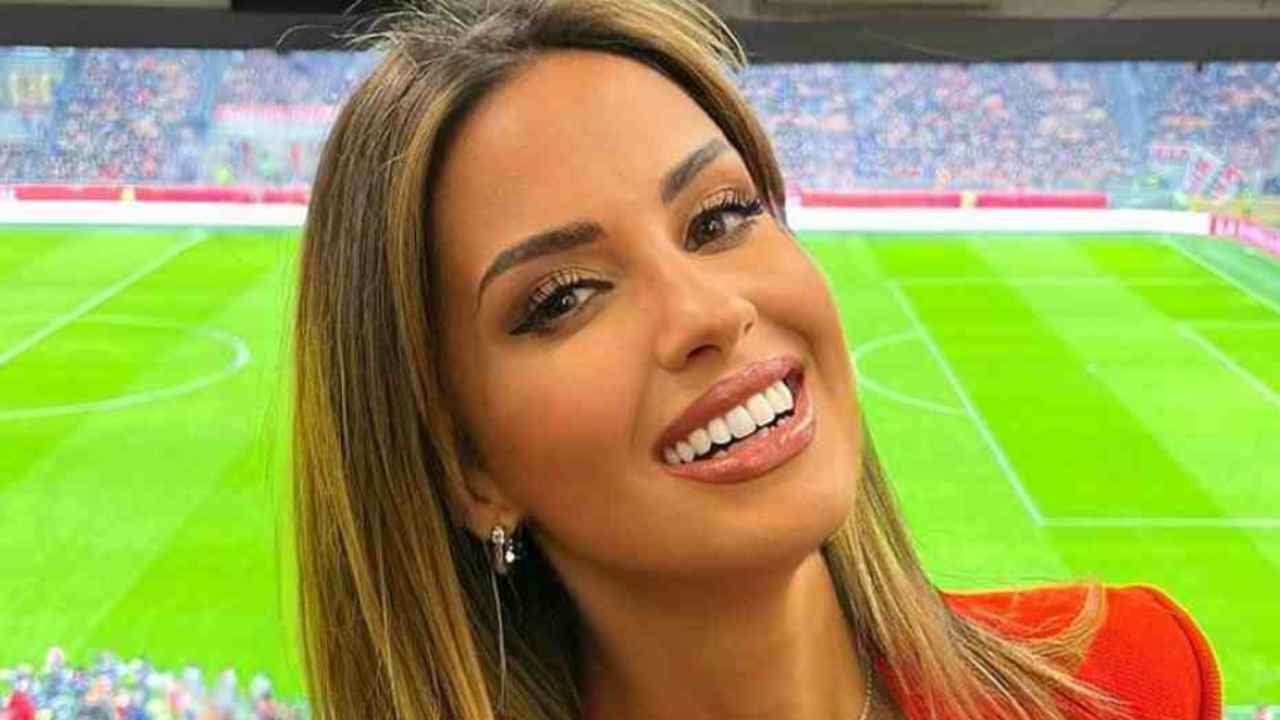 Eleonora Incardona versione turista hot: il seno straborda in mezzo alla piazza Eleonora Incardona versione turista hot: il seno straborda in mezzo alla piazza