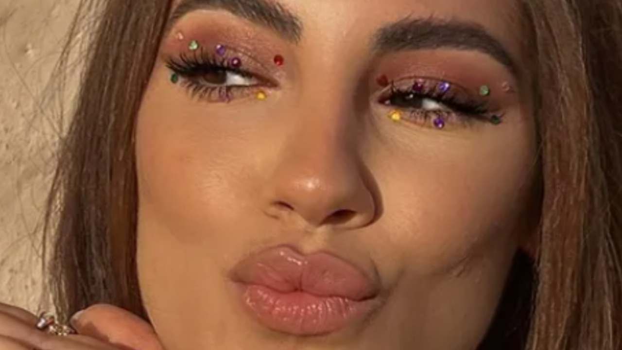 Giulia De Lellis, il vestito è trasparente e troppo piccolo: si vede tutto Giulia De Lellis, il vestito è trasparente e troppo piccolo: si vede tutto