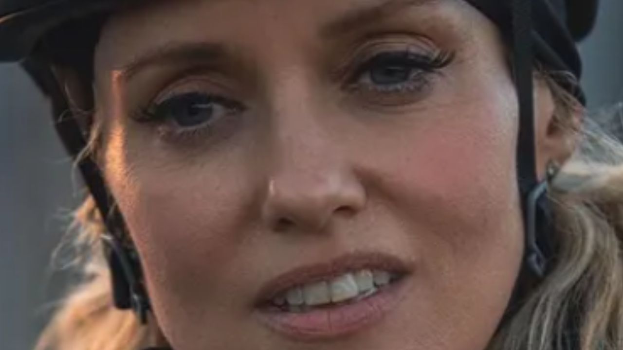 Justine Mattera, casalinga senza veli: la visione è celestiale Justine Mattera, casalinga senza veli: la visione è celestiale
