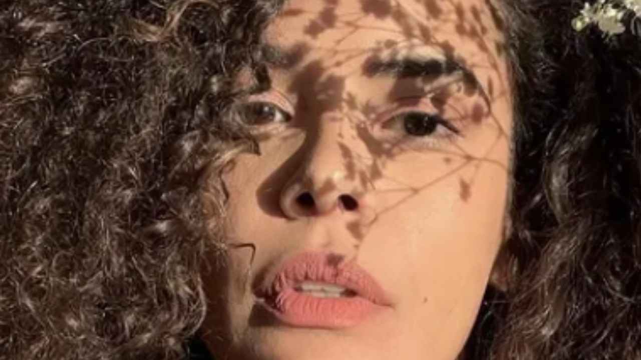 Martina Hamdy sale le scale come madre natura: visione celestiale Martina Hamdy sale le scale come madre natura: visione celestiale