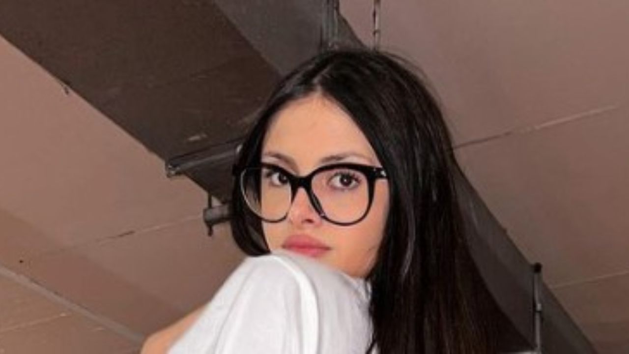 Martina Vismara mostra il lato B nel parcheggio: impossibile non suonare Martina Vismara mostra il lato B nel parcheggio: impossibile non suonare