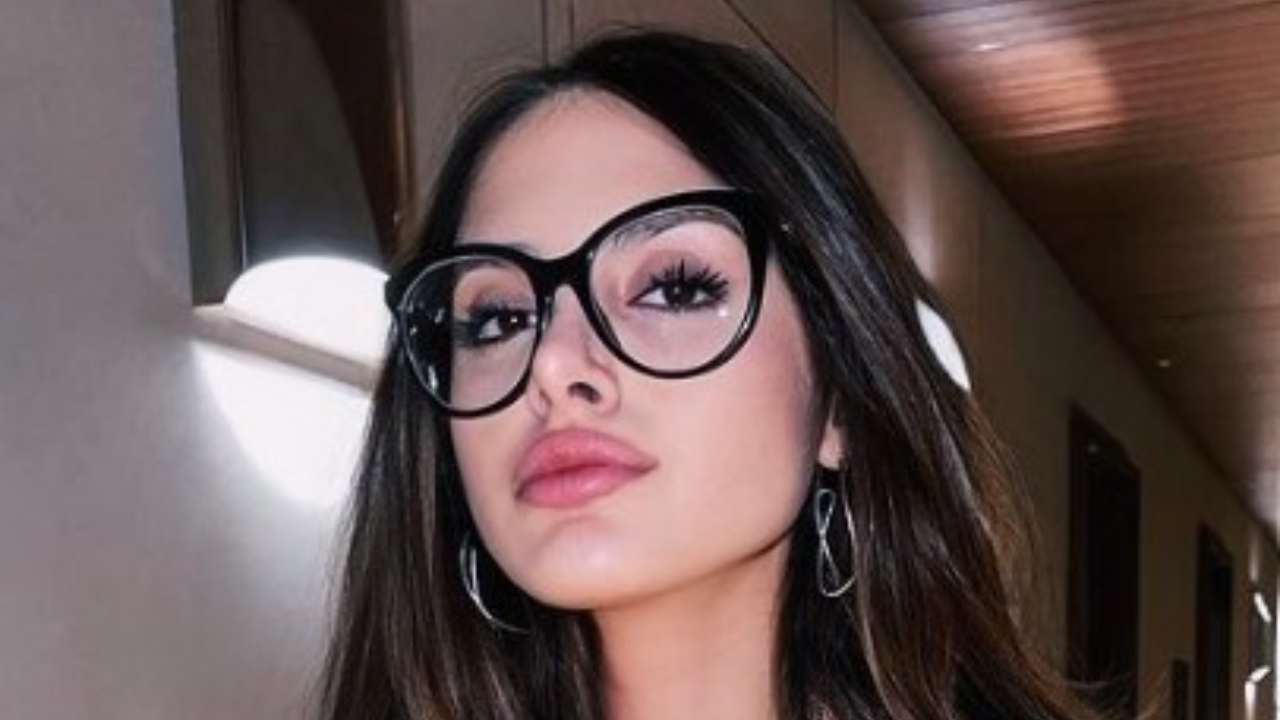Martina Vismara, viaggio in gondola bollente: non indossa praticamente nulla Martina Vismara, viaggio in gondola bollente: non indossa praticamente nulla