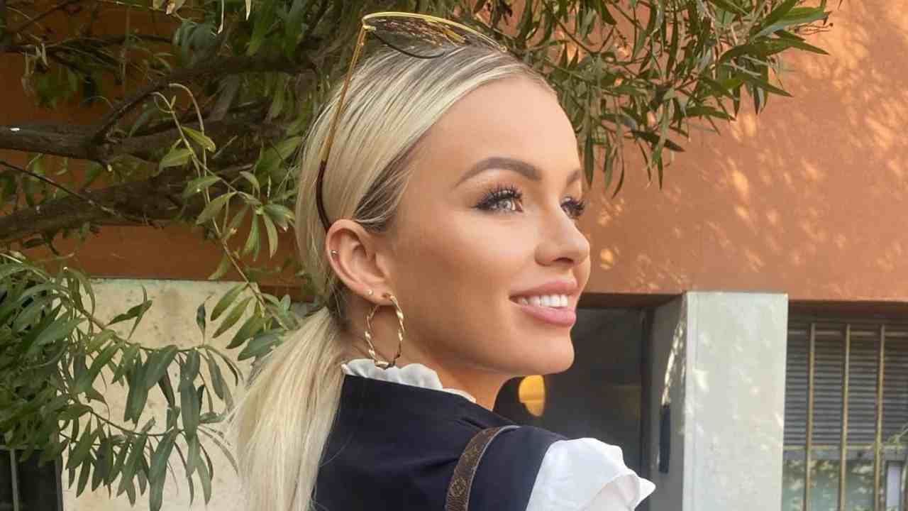Mercedesz Henger, in giro per Milano con una scollatura pazzesca Mercedesz Henger, in giro per Milano con una scollatura pazzesca