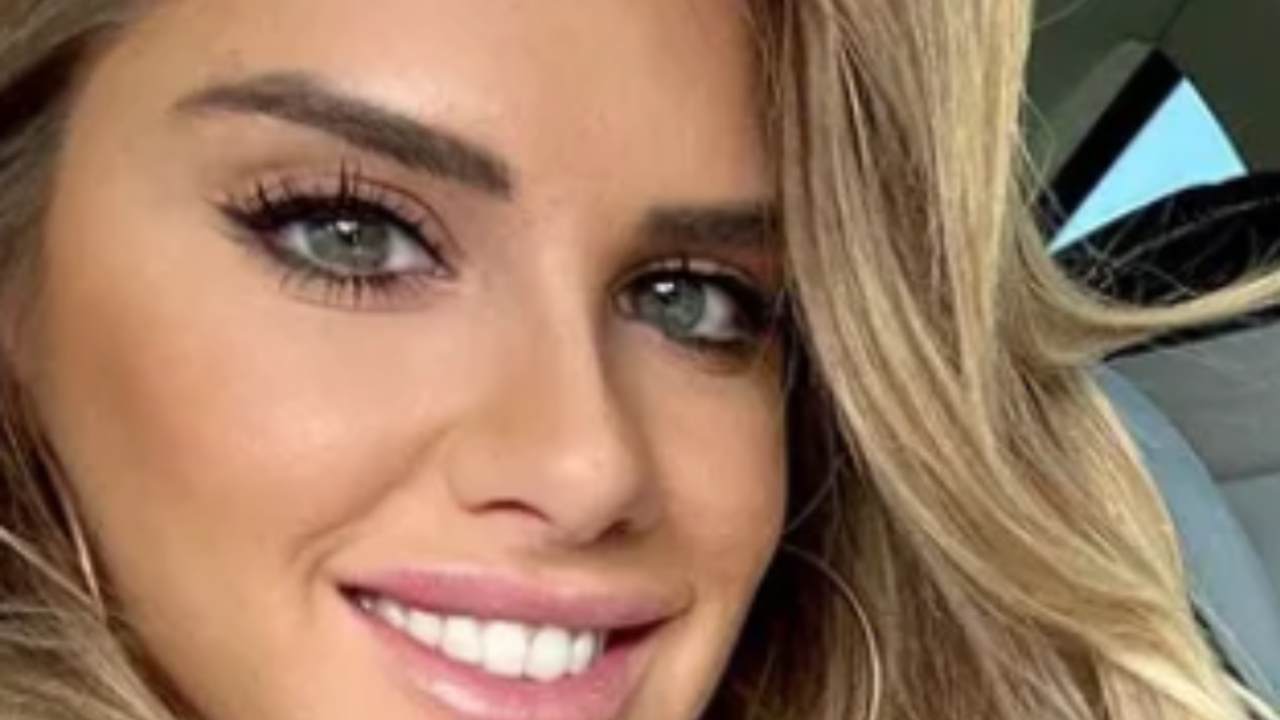 Michela Persico, la maglietta è troppo aderente: il seno esplode Michela Persico, la maglietta è troppo aderente: il seno esplode