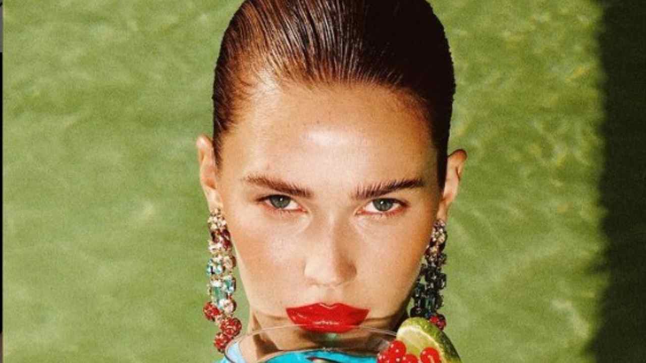Nima Benati, la fotografa esce dalla piscina e il perizoma mostra tutto (Foto) Nima Benati, la fotografa esce dalla piscina e il perizoma mostra tutto (Foto)