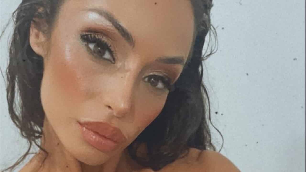 Raffaella Fico, l’allenamento si fa bollente: la maglietta si alza troppo e… Raffaella Fico, l’allenamento si fa bollente: la maglietta si alza troppo e…