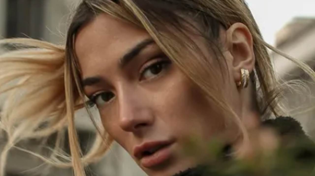 Soleil Sorge versione contadina bollente: il vestito si apre e si vede tutto Soleil Sorge versione contadina bollente: il vestito si apre e si vede tutto