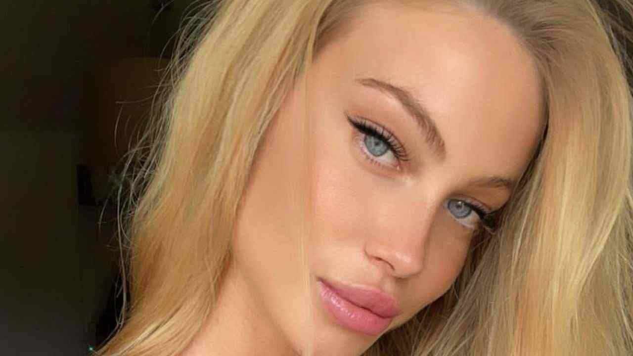 Taylor Mega, scollatura vertiginosa al bar con il vestito bianco e tutti si girano Taylor Mega, scollatura vertiginosa al bar con il vestito bianco e tutti si girano