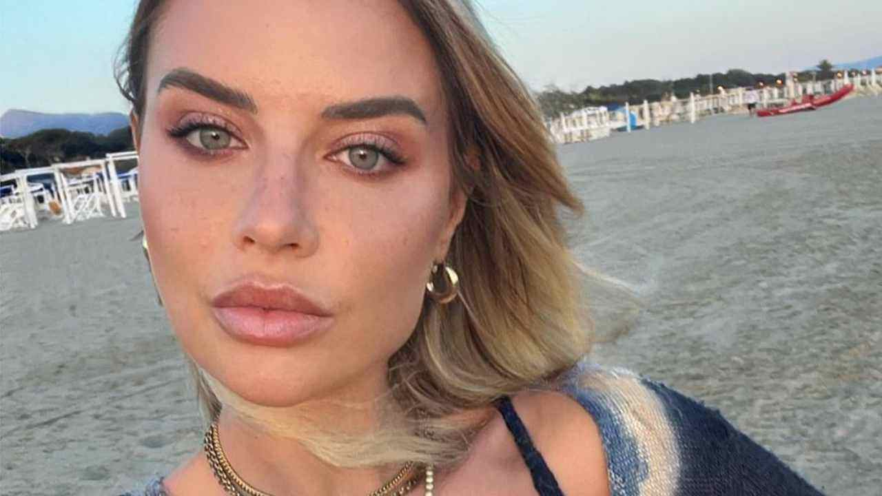 Veronica Ferraro, la vacanza si fa sempre più bollente e il seno straborda Veronica Ferraro, la vacanza si fa sempre più bollente e il seno straborda