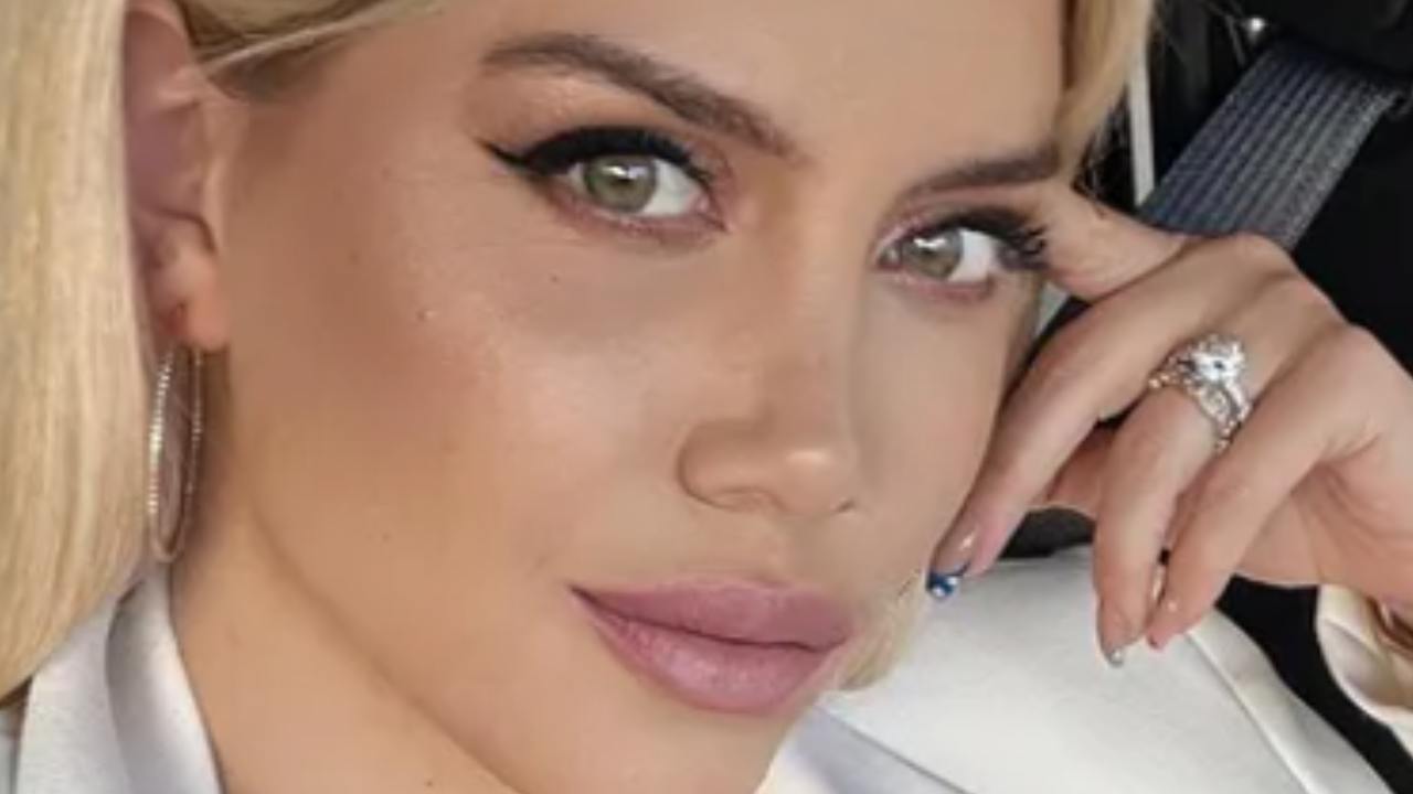 Wanda Nara, il davanzale straborda: le mani non riescono a contenerlo Wanda Nara, il davanzale straborda: le mani non riescono a contenerlo