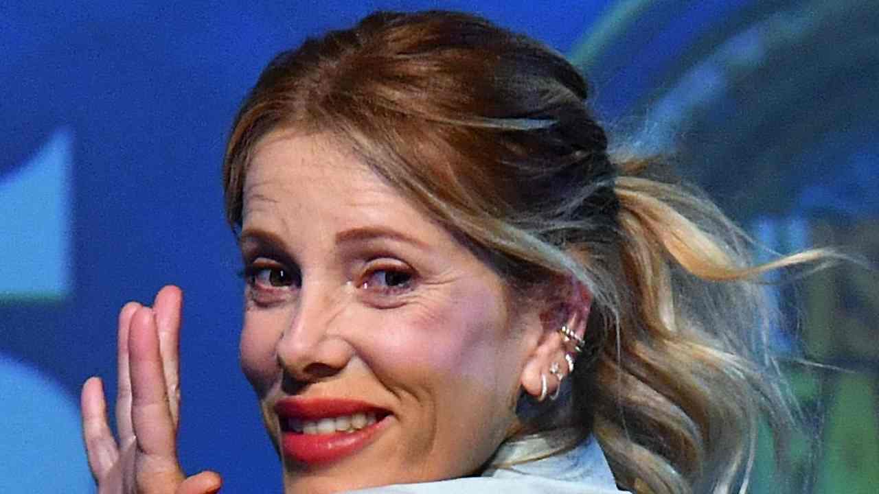 Alessia Marcuzzi, il cagnolino vede tutto il perizoma: è minuscolo Alessia Marcuzzi, il cagnolino vede tutto il perizoma: è minuscolo