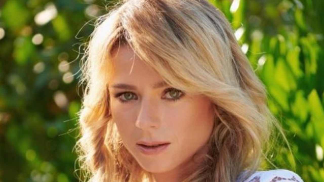 Camila legge il libro con un vestito troppo aderente e il Lato B è divino » Juve Dipendenza Camila legge il libro con un vestito troppo aderente e il Lato B è divino » Juve Dipendenza