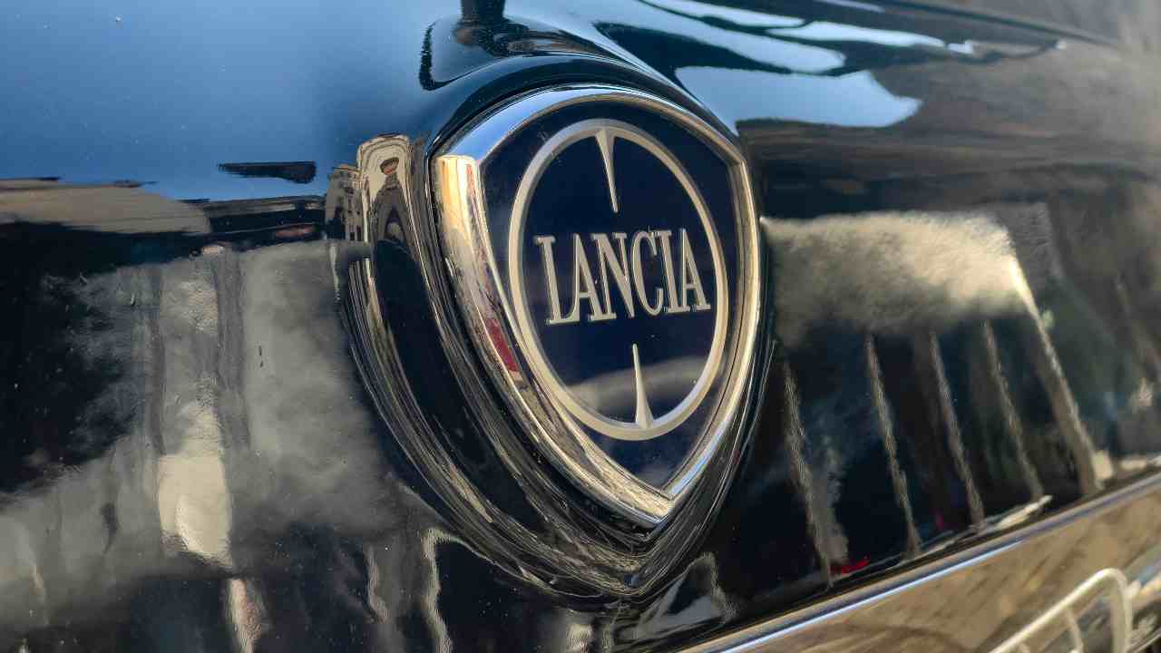 Un modello storico della Lancia cambia volto: ecco come sarà la nuova Yipsilon (Video)