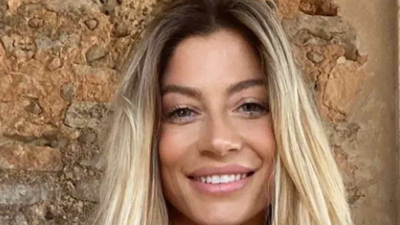 Maddalena Corvaglia, il vestito si apre: stacco di coscia pazzesco Maddalena Corvaglia, il vestito si apre: stacco di coscia pazzesco