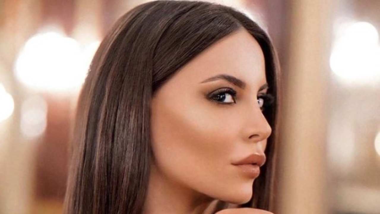 Marialuisa Jacobelli, il vestito è troppo scollato e il seno le sta per esplodere Marialuisa Jacobelli, il vestito è troppo scollato e il seno le sta per esplodere