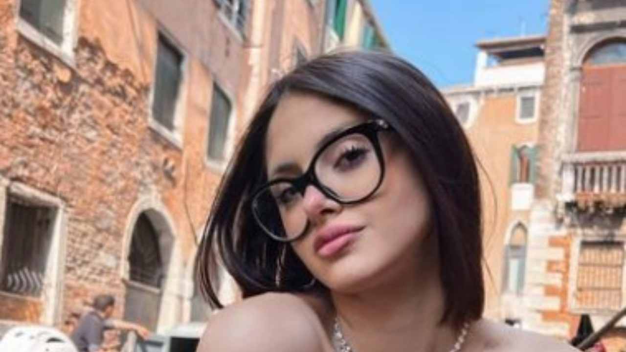 Martina Vismara, il vestito si fa sempre più stretto: il Lato B è un sogno Martina Vismara, il vestito si fa sempre più stretto: il Lato B è un sogno