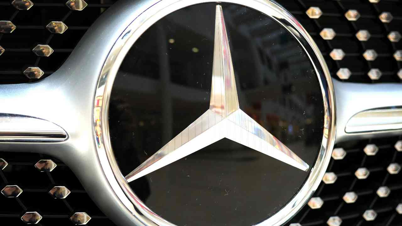 Che bomba la nuova Mercedes S: è così veloce che non si riesce a vedere (Video)