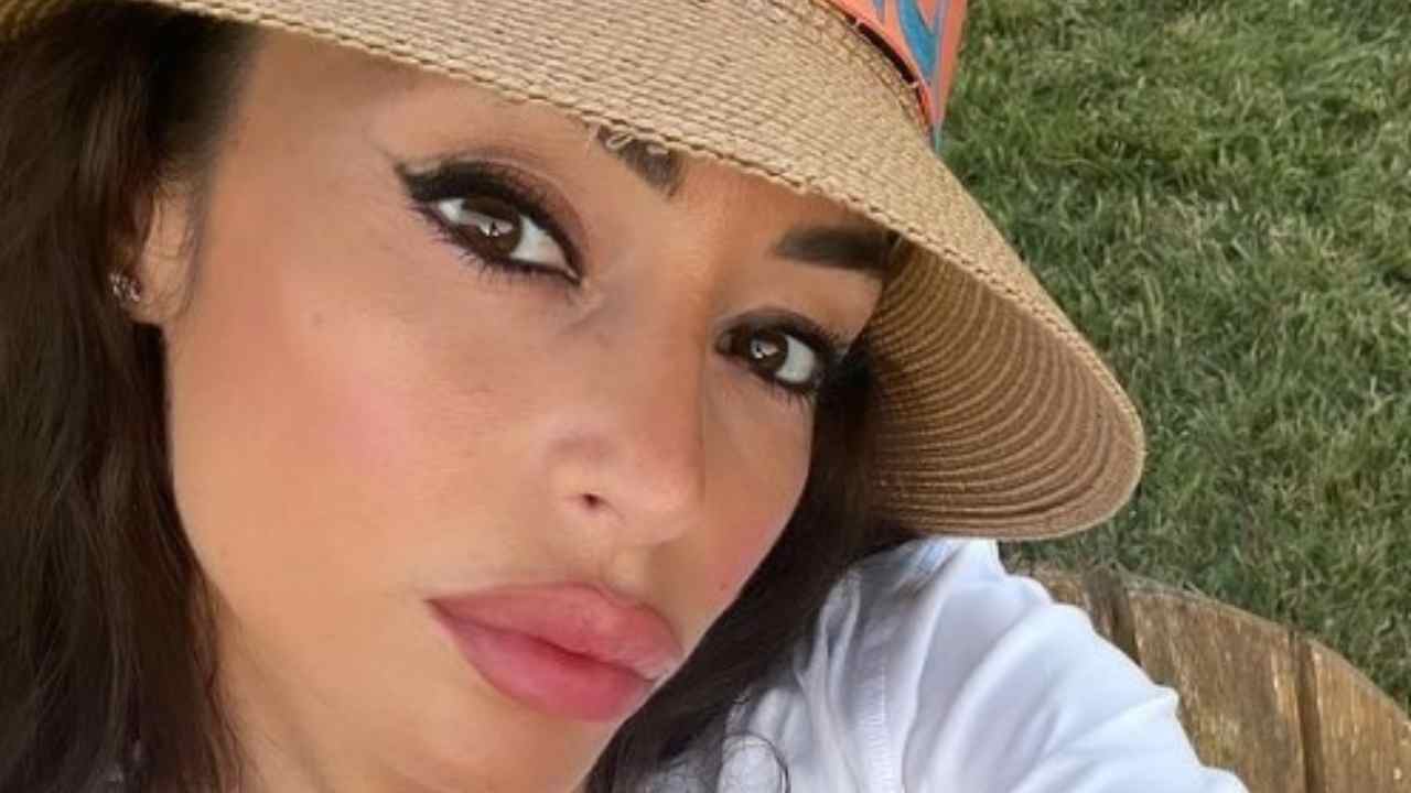 Raffaella Fico, il servizio è una bomba: gambe da infarto, sopra c’è il paradiso Raffaella Fico, il servizio è una bomba: gambe da infarto, sopra c’è il paradiso