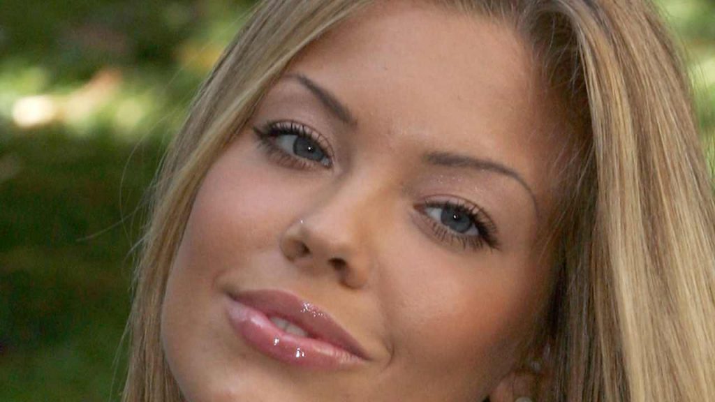 Costanza Caracciolo, il body è sempre più piccolo il seno esplode