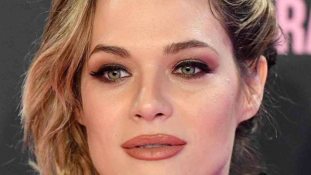Laura Chiatti, le gambe sono da infarto: calze a rete bucherellate Laura Chiatti, le gambe sono da infarto: calze a rete bucherellate