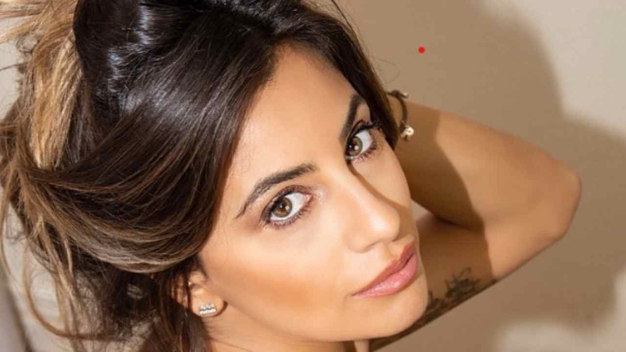 Romina Pierdomenico, camicia super aderente: il seno è troppo grande Romina Pierdomenico, camicia super aderente: il seno è troppo grande