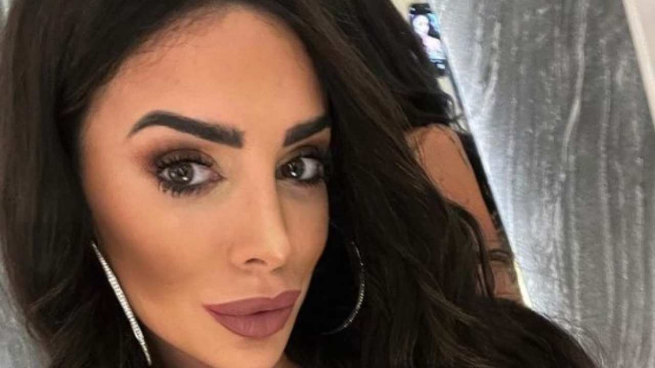 Alessia Messina, tutta leopardata è da infarto: lì sopra sembra esplodere Alessia Messina, tutta leopardata è da infarto: lì sopra sembra esplodere