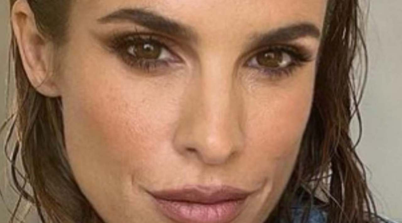 Elisabetta Canalis, specchio malandrino: quello che si vede è da infarto Elisabetta Canalis, specchio malandrino: quello che si vede è da infarto