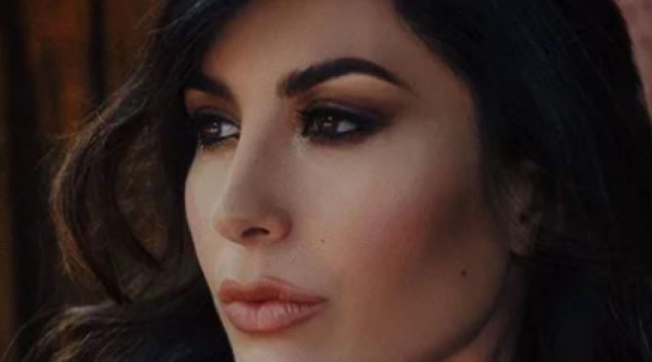 Elisabetta Gregoraci, bagno bollente davanti alla gente: tutta bagnata ci fa impazzire Elisabetta Gregoraci, bagno bollente davanti alla gente: tutta bagnata ci fa impazzire