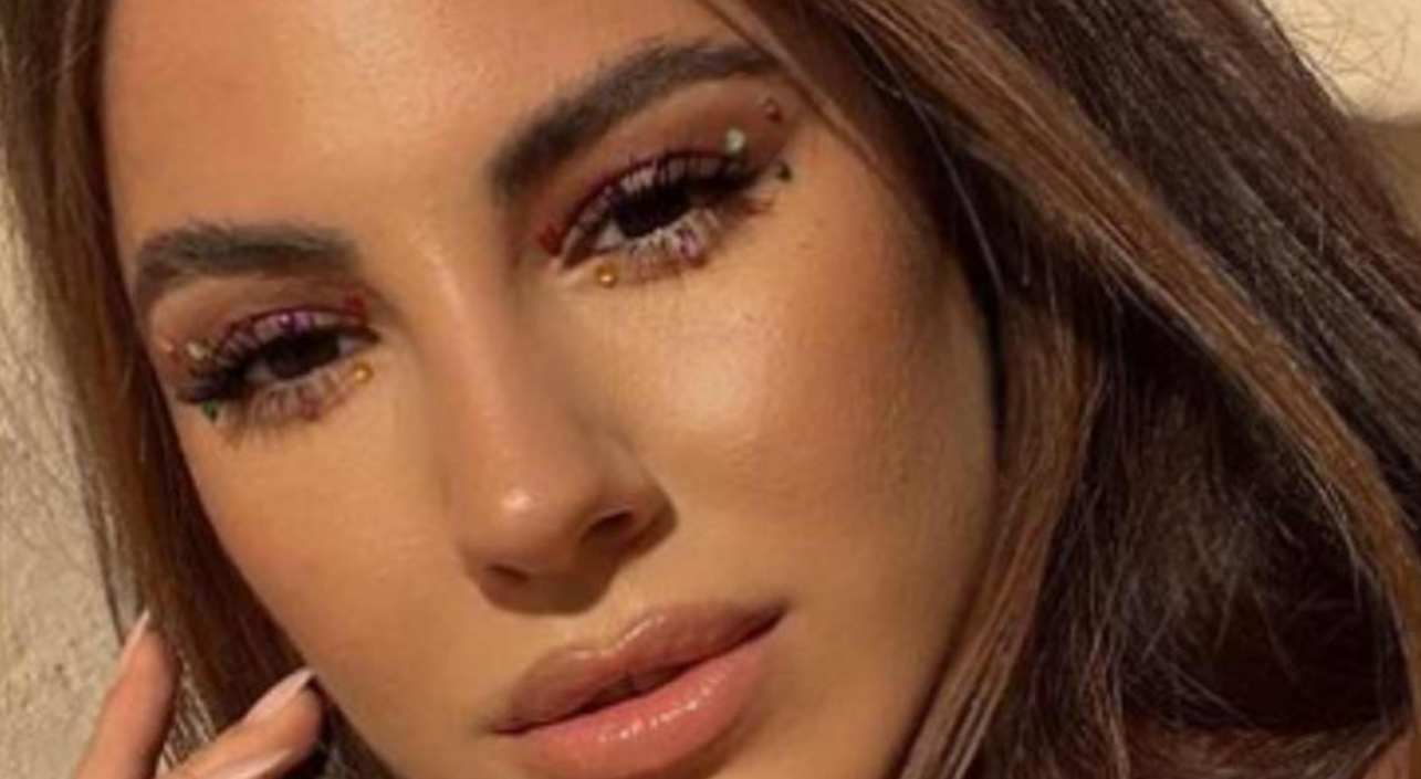 Giulia De Lellis apre la porta di casa così: corpetto nero e curve pericolose Giulia De Lellis apre la porta di casa così: corpetto nero e curve pericolose