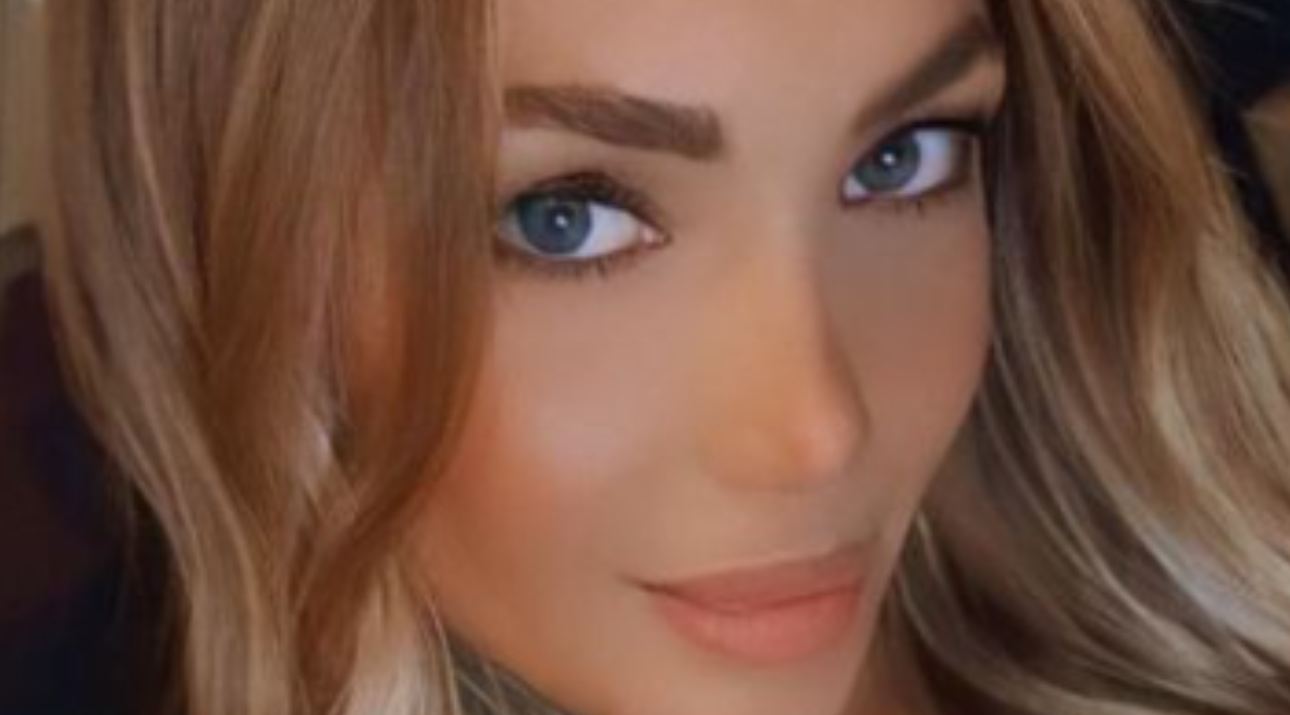 Laura Cremaschi, tutti guardano lì sotto: sono enormi, impossibile non fare il guardone Laura Cremaschi, tutti guardano lì sotto: sono enormi, impossibile non fare il guardone