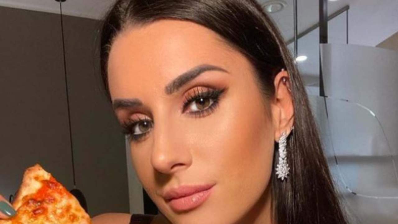 Valentina Vignali si appoggia allo scoglio e succede questo: foto da infarto Valentina Vignali si appoggia allo scoglio e succede questo: foto da infarto
